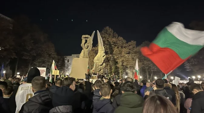 Хиляди се събраха на протест в Пловдив (ВИДЕО)