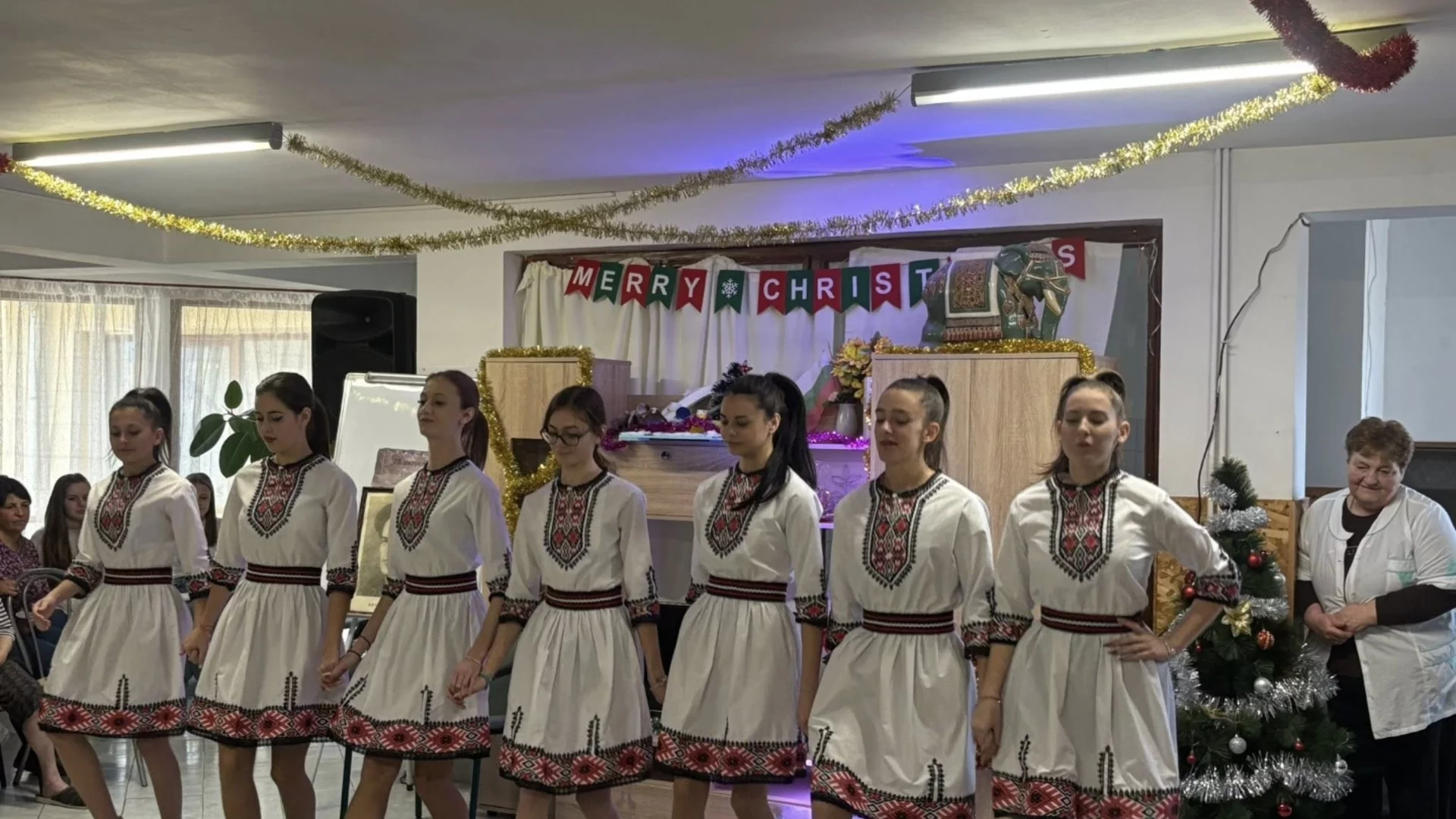 За пример! Деца зарадваха възрастни хора в Самоков с празнична програма (СНИМКИ)