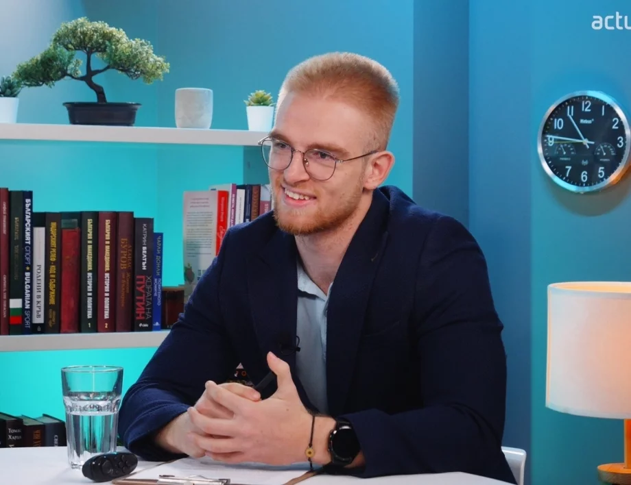 "Аз се казвам Джем и Пеевски не може да ме представлява": Лицето на спорта в Actualno.com ознаменува протеста (ВИДЕО)