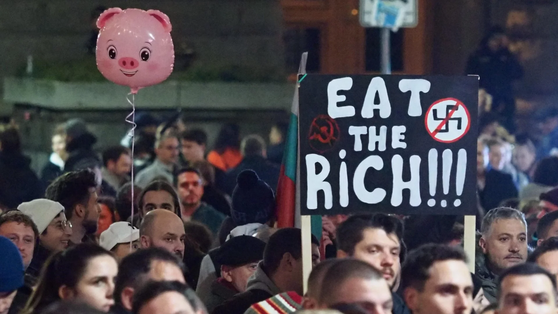 Няма власт, която да издържи на тези протести: Мнение на журналисти