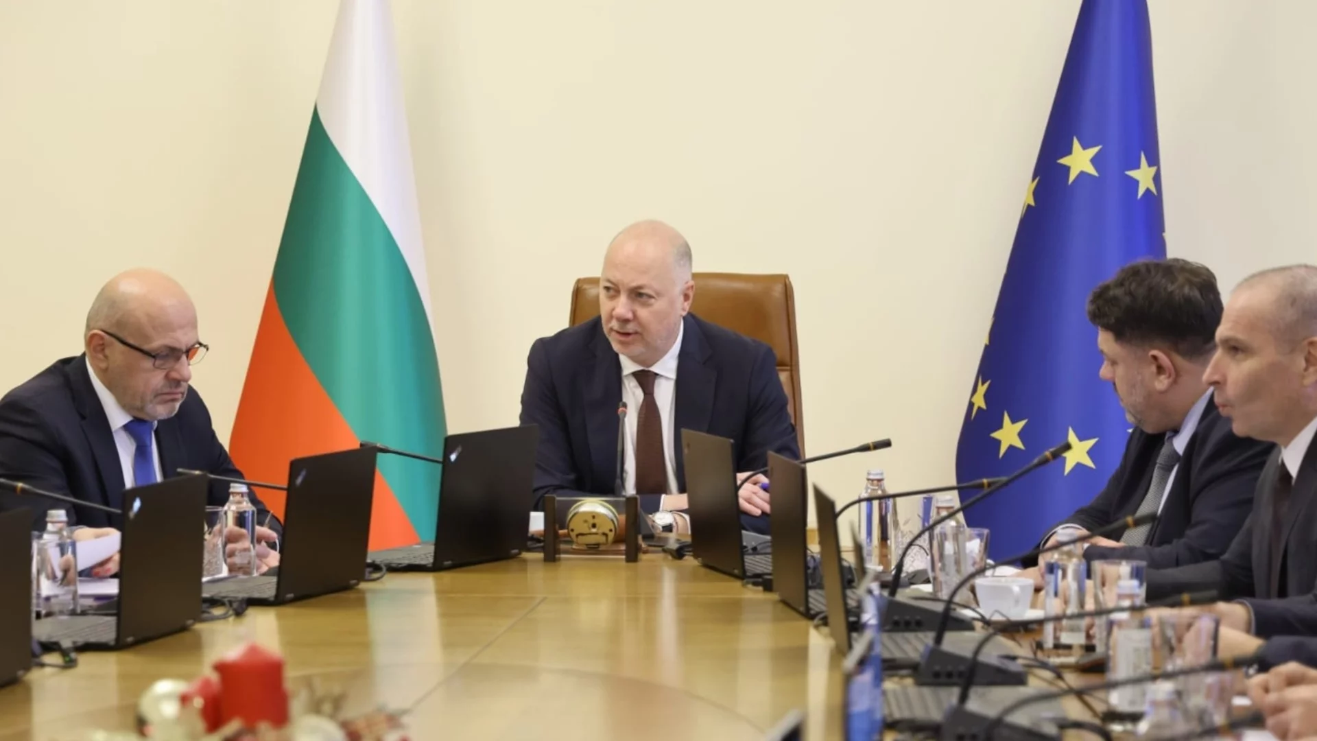 "Чуваме гласа на обществото": Желязков поиска да се протестира мирно