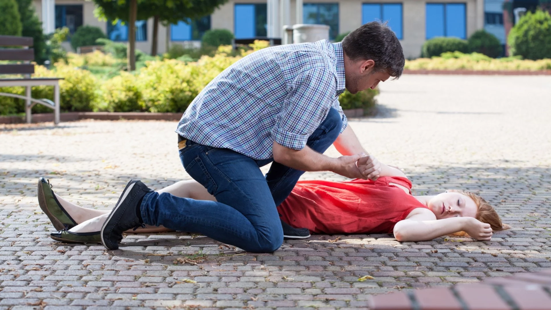 Ако някой около нас припадне, в никакъв случай не трябва да допускаме тези грешки