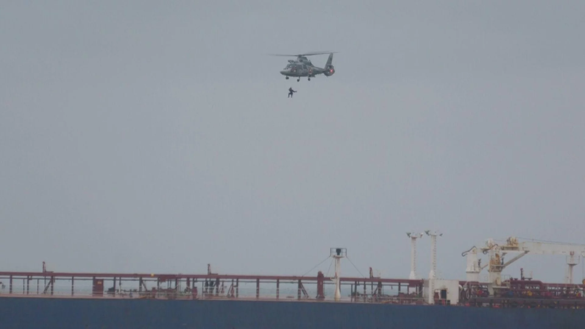 На шестия ден гранична полиция се добра до танкера "Кайрос"