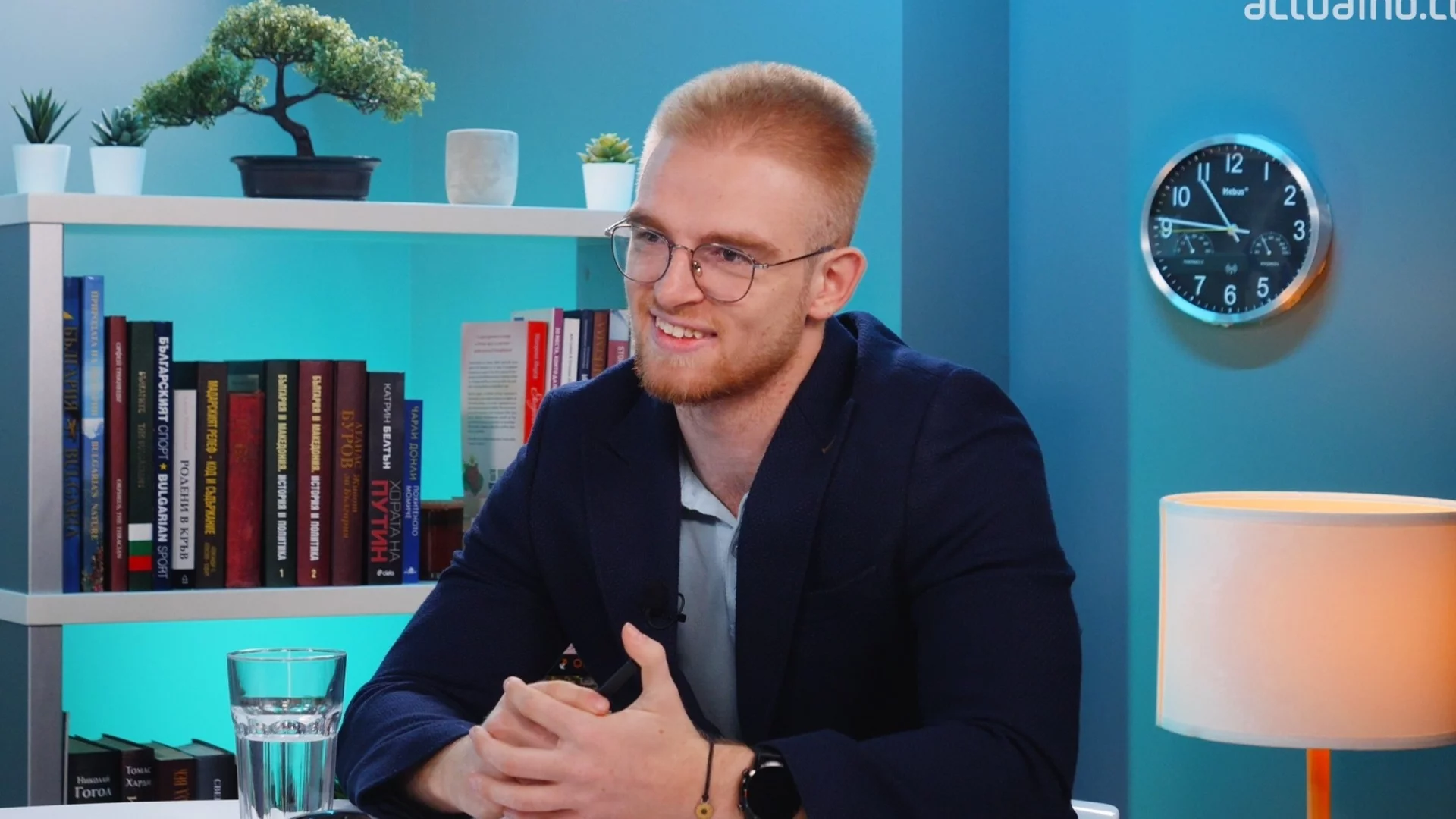 Джем Юмеров от Actualno пред протеста: Гордея се, че съм етнически турчин. Джем означава "обединител" - обединявайте се, българи!