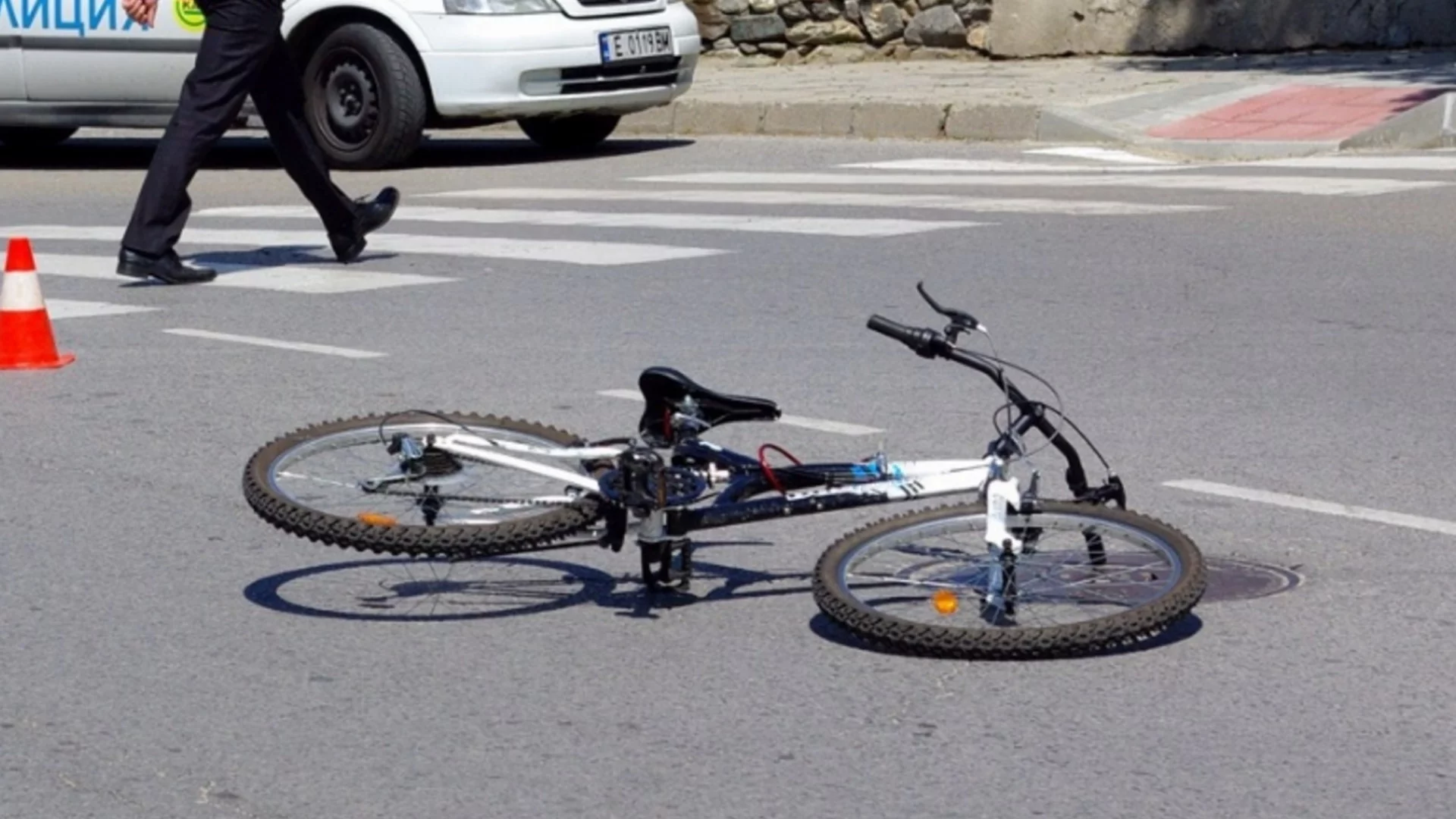 Кола блъсна жестоко велосипедист на пешеходна пътека