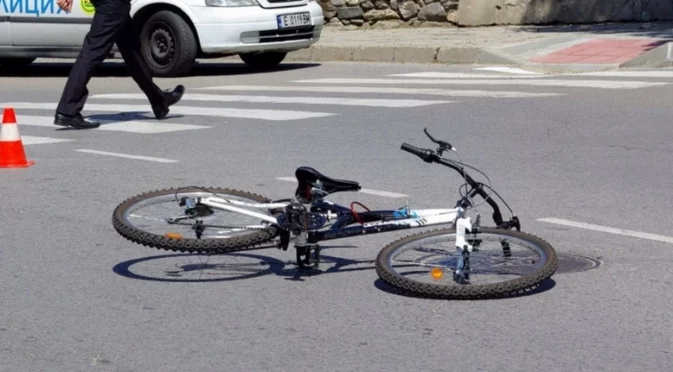 Кола блъсна жестоко велосипедист на пешеходна пътека