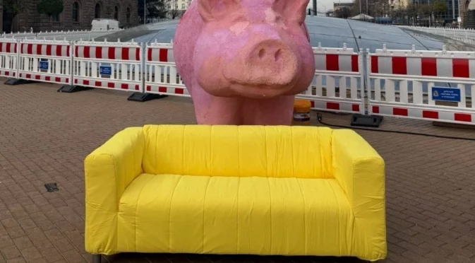 След прасето, и диван: Отправете послание към Слави, от него зависи