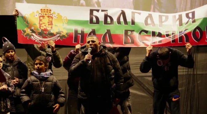 Член на ромската общност: "30 г. Пеевски и Борисов ни купуват, но купена любов се нарича проституция" (ВИДЕО)