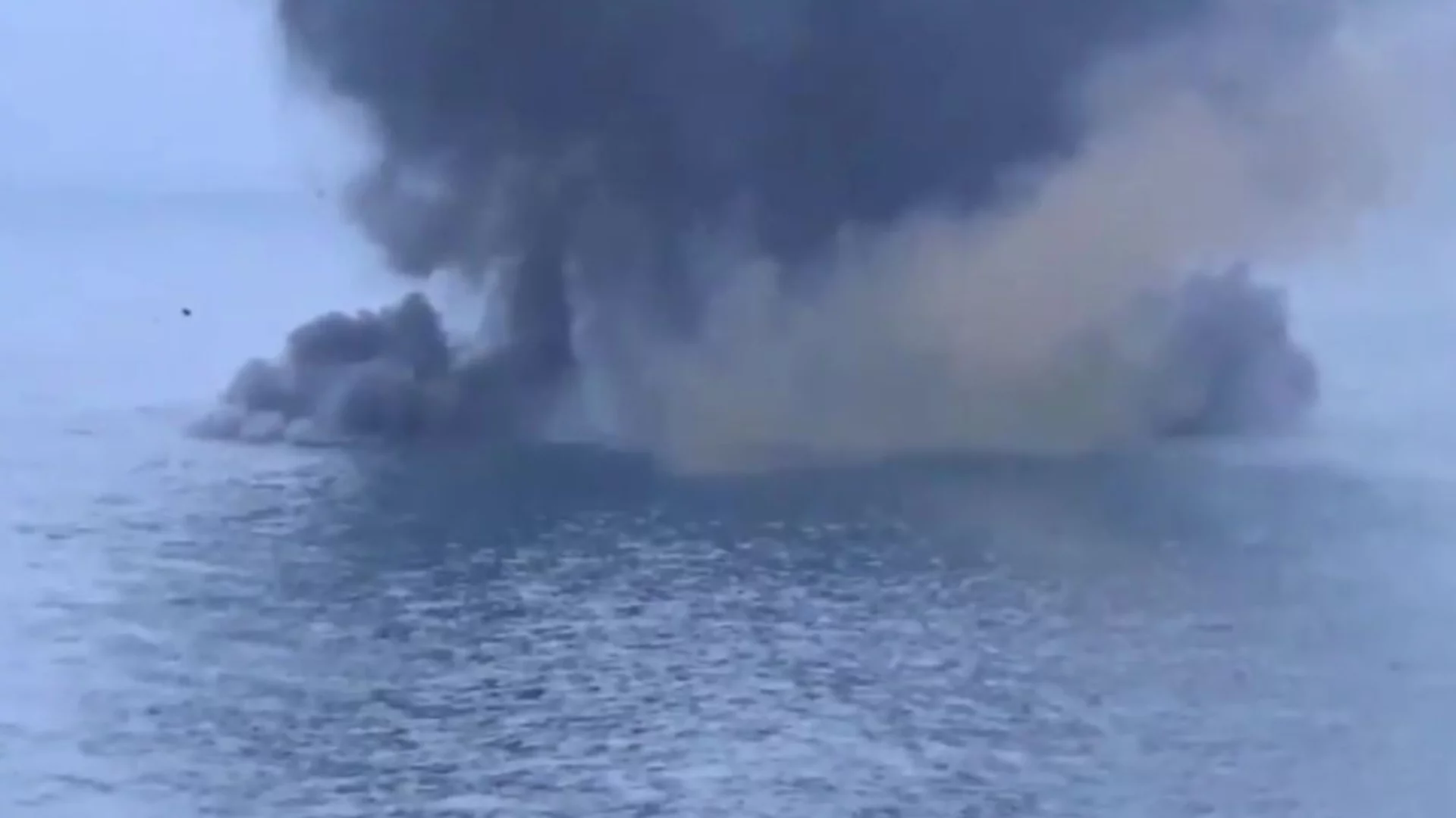 В Черно море: Нов украински удар с дронове срещу кораб от руския сенчест флот (ВИДЕО)