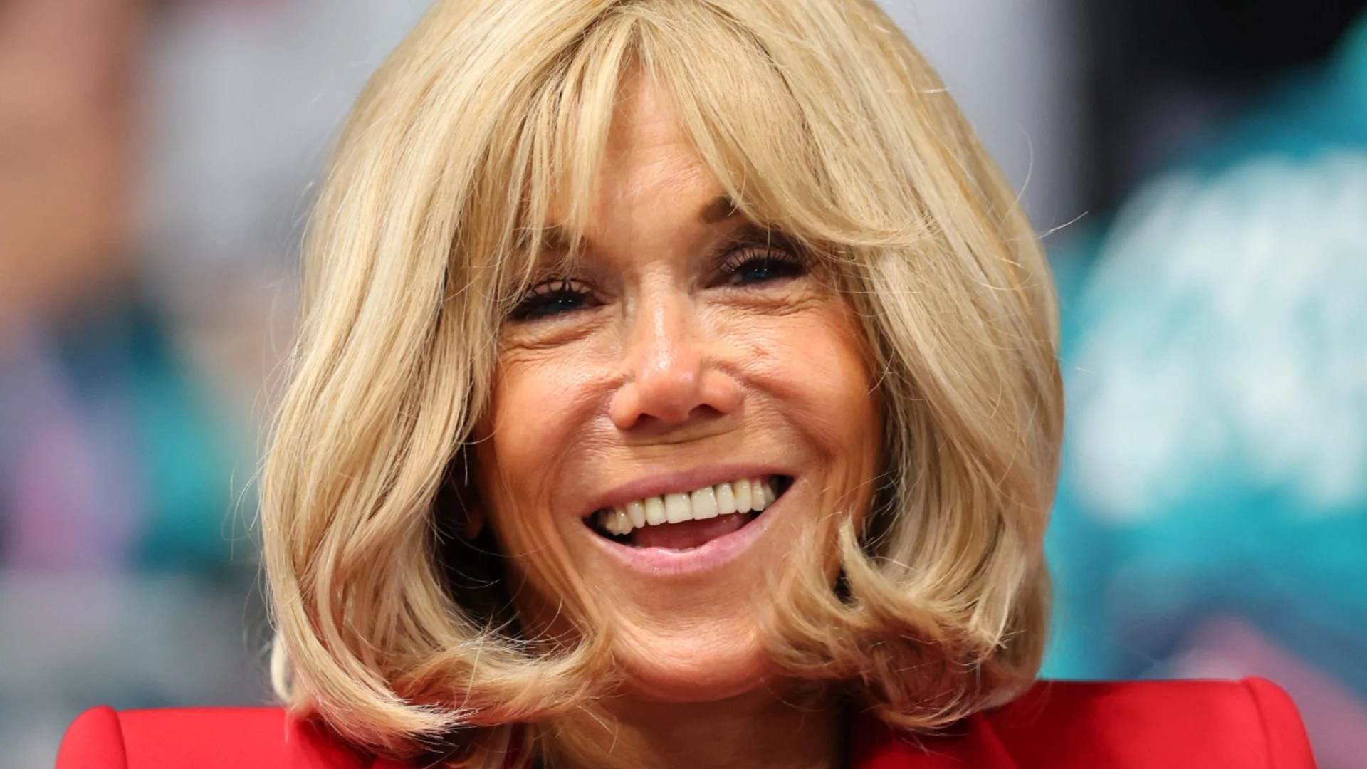 Първата дама на Франция нарече протестиращи феминистки "мръсни кучки" (ВИДЕО)