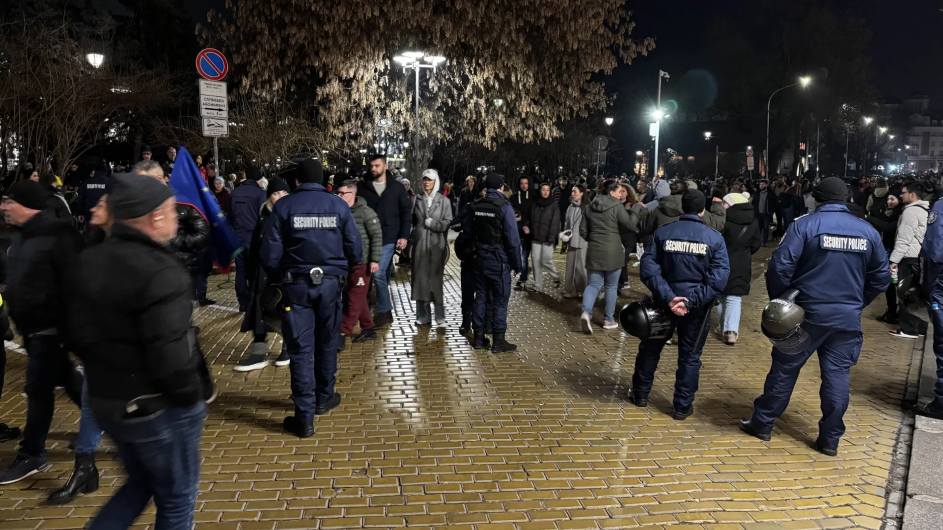 Полицията проверява потенциални провокатори на протеста, студенти бранят банер срещу "мафията" в СУ
