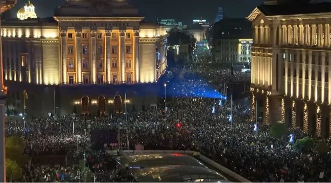 "Вън Пеевски и Борисов от властта": Хиляди на протест в София (ВИДЕО-НА ЖИВО)