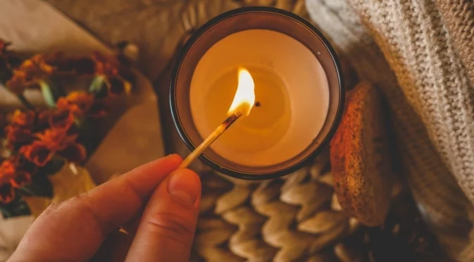 Как да стоплим стаята бързо с трик от свещ и глинена саксия