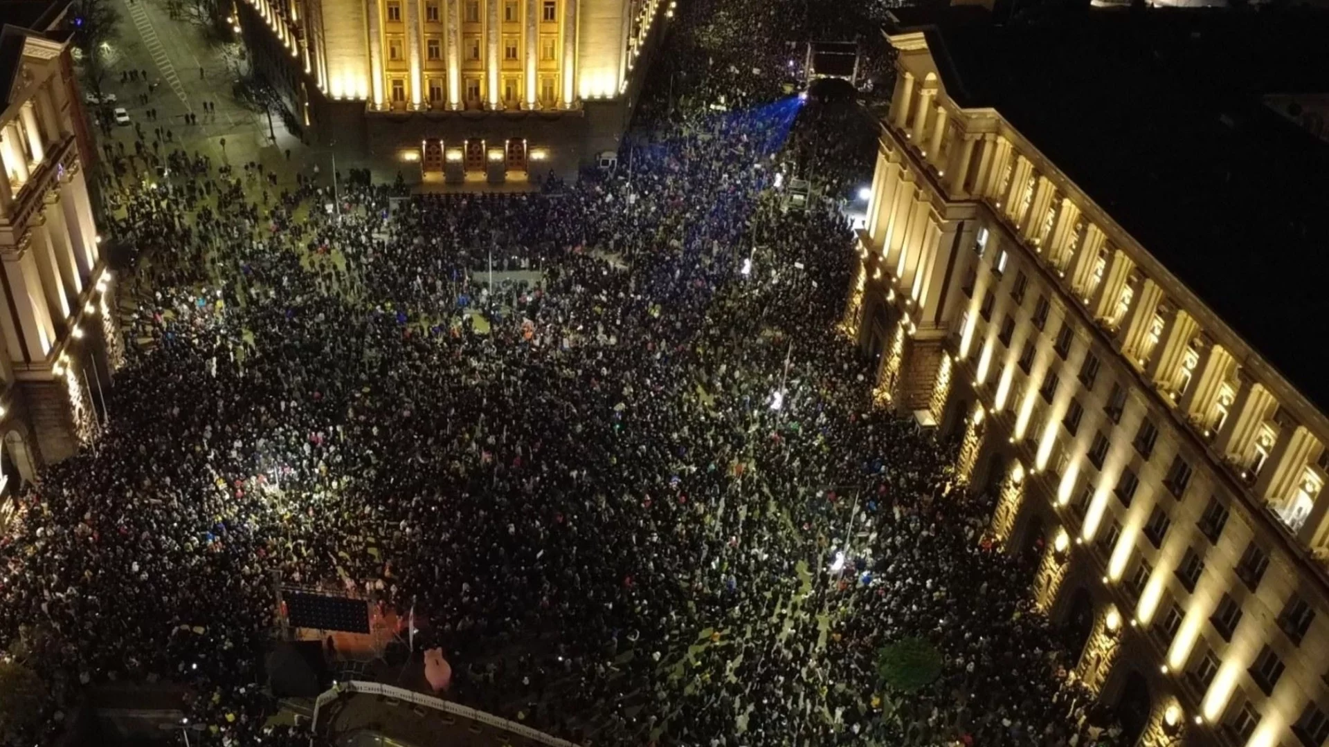 "Тези хора нямат избора, който имаме ние. А борбата трябва да е за тях": Призив да помислим за протестиращите на Пеевски