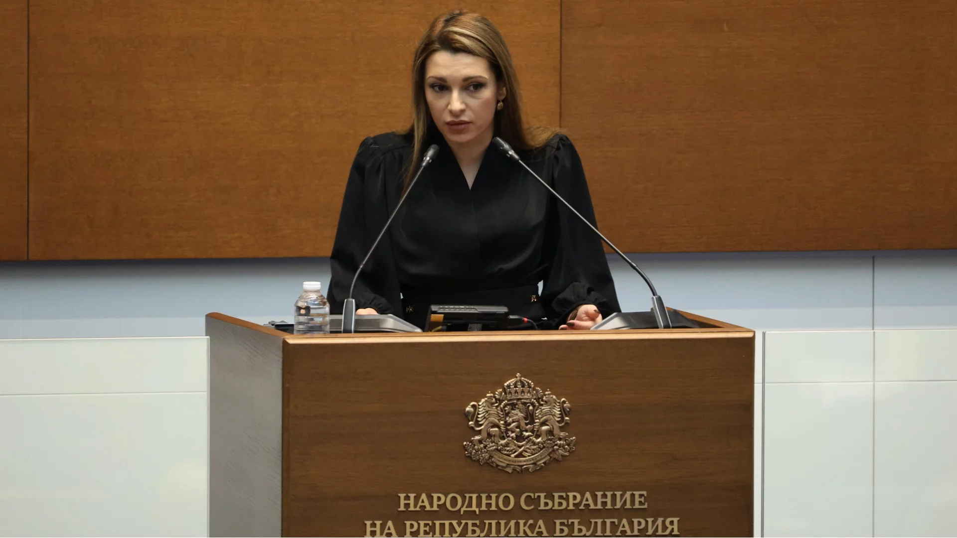 Близо ли сме до оставка? Управляващите отложиха с 30 минути гласуването на вота на недоверие