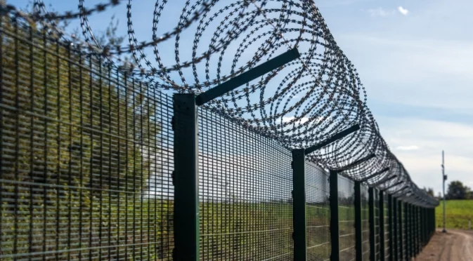 Никой не може да влезе през новия граничен пункт между Босна и Хърватия, с изключение на един човек