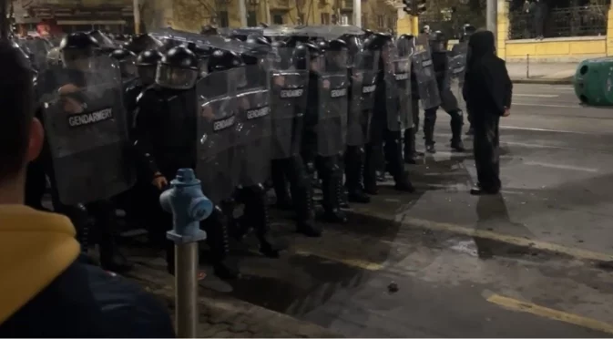 След протеста: Напрежение пред централата на "ДПС-Ново начало"