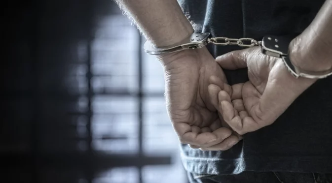 Хапал я и я заплашил с нож: Мъж е под стража за домашно насилие