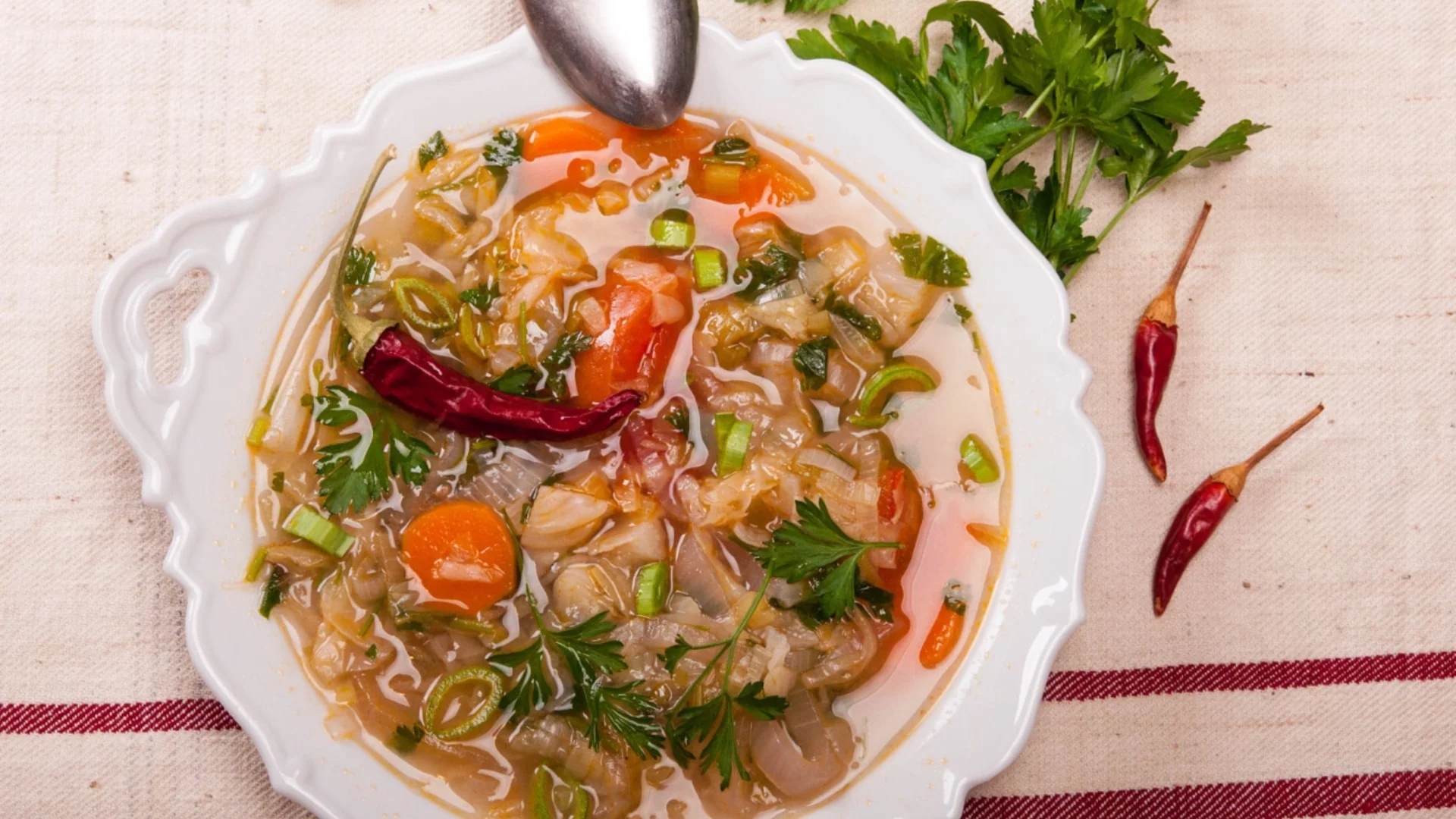 Домашна зелева супа: зимното ястие, което стопля цялата къща