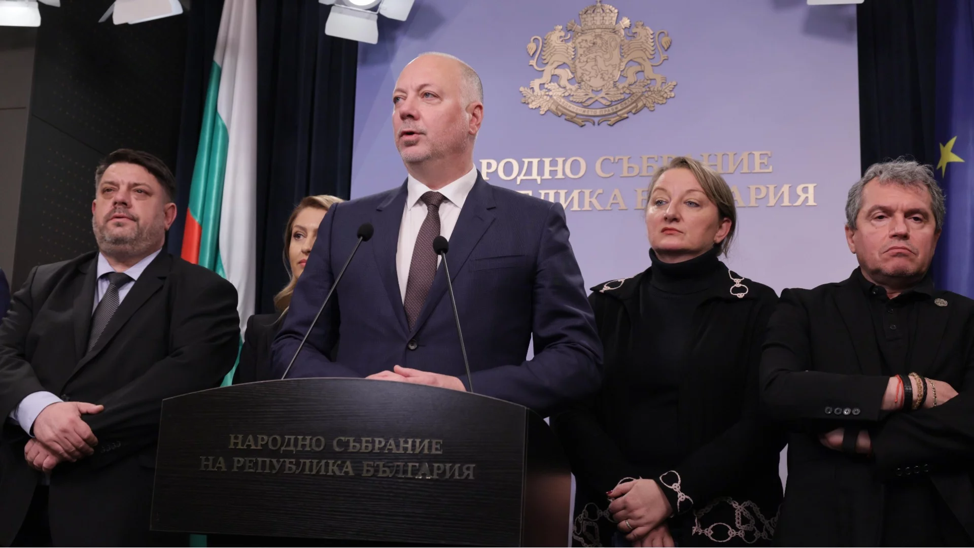 Протестът успя! Кабинетът "Желязков" подаде оставка (ВИДЕО)