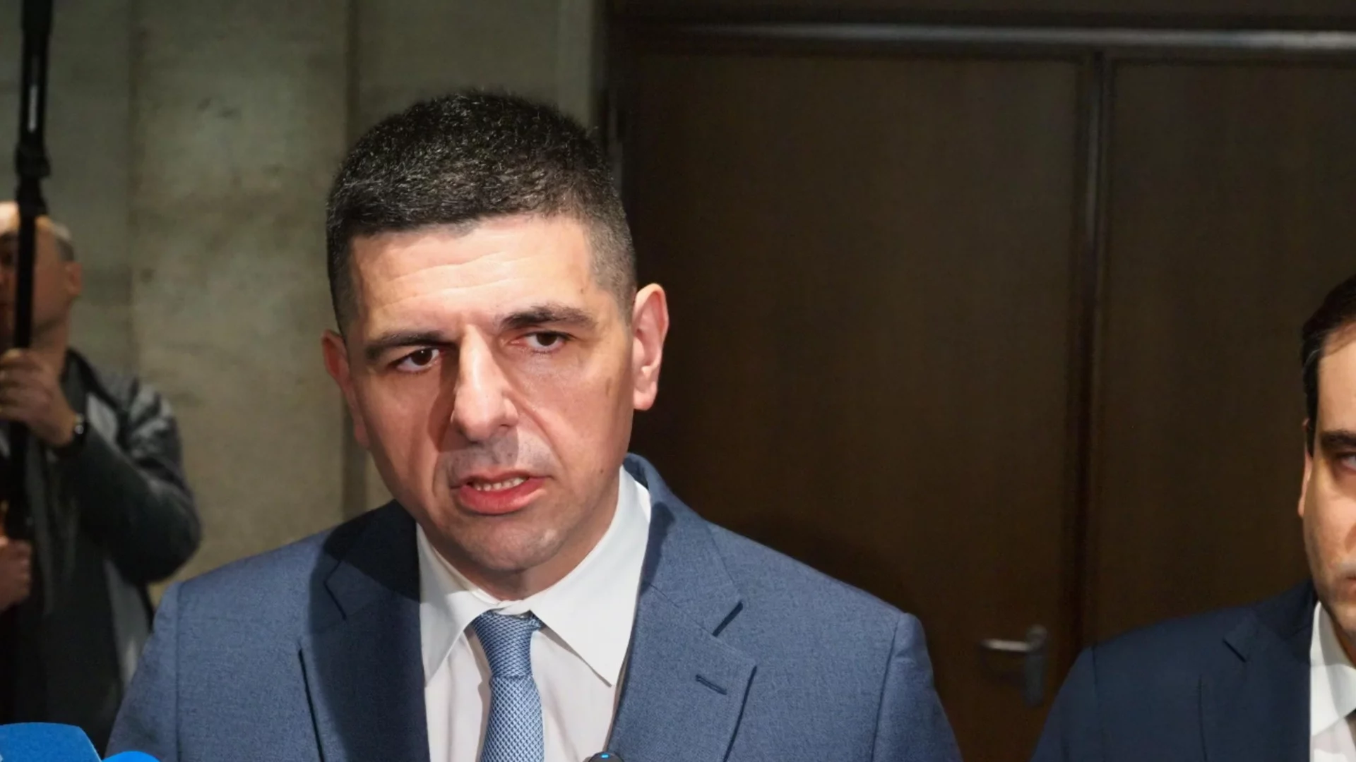 ПП-ДБ поставиха срок за оставката на кабинета: Искат Кирил Добрев да запълни обувките на баща си (ВИДЕО)