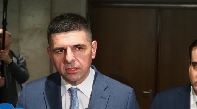 ПП-ДБ поставиха срок за оставката на кабинета: Искат Кирил Добрев да запълни обувките на баща си (ВИДЕО)