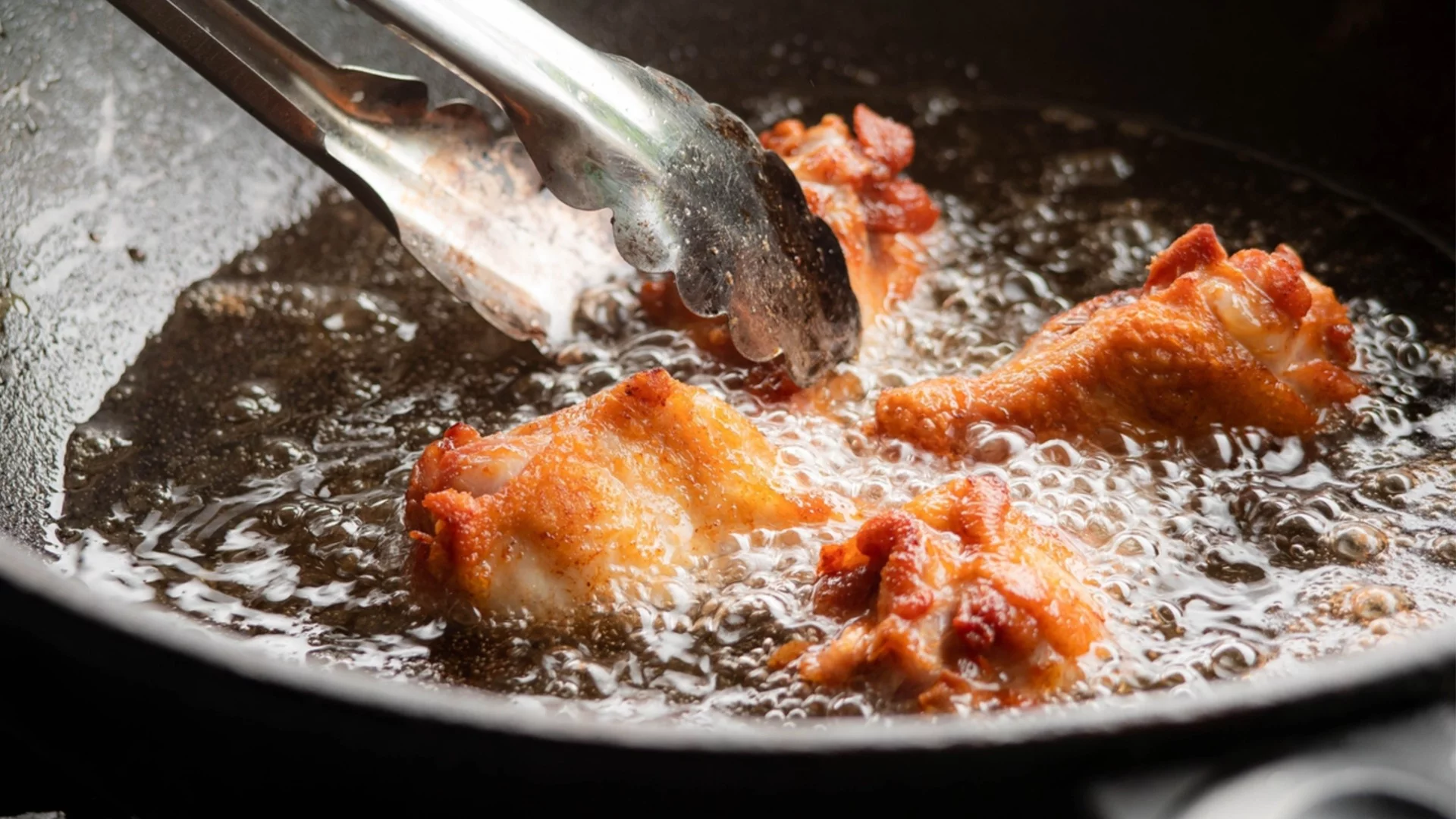 Кухненски продукт, който ще премахне миризмите на пържена храна след готвене  