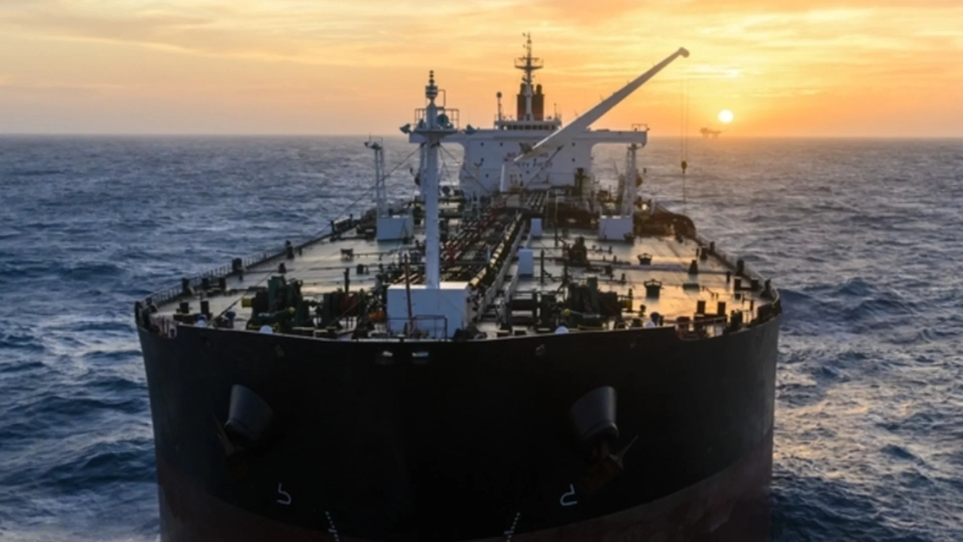 Германия от година се опитва да конфискува изоставен руски танкер в морето със 100 000 т петрол