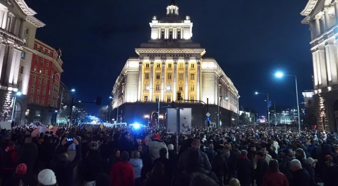Призив в мрежата: Протестиращите да не скачат, ще пропадне Ларгото!
