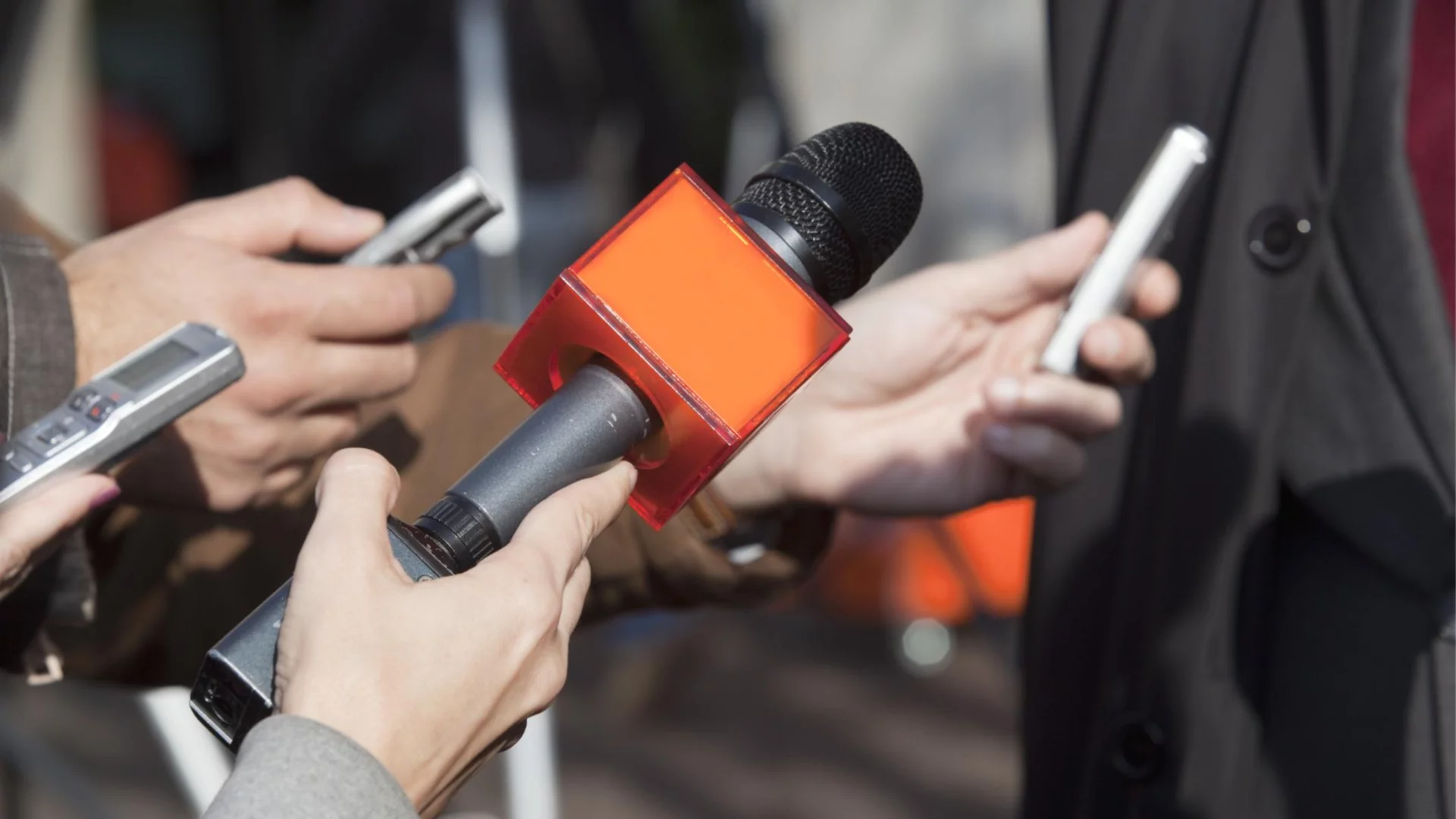 Полски сенатор натисна в стената журналистка заради войната в Украйна (ВИДЕО)