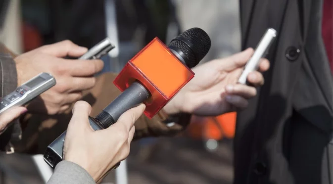 Полски сенатор натисна в стената журналистка заради войната в Украйна (ВИДЕО)