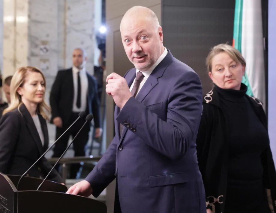 "Още два кабинета и сме в еврозоната" и "Кой е тоя човек и що подава оставка?": Реакциите след падането на властта (СНИМКИ)