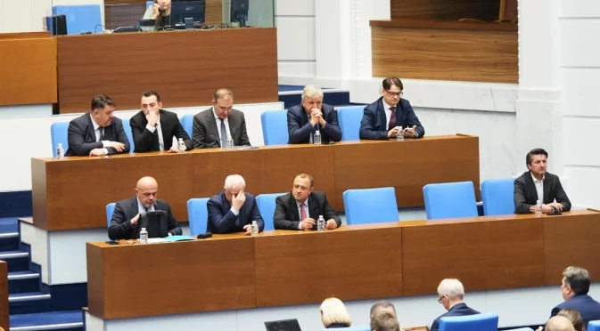 След многохилядните протести: Гласуват шестия вот на недоверие срещу кабинета "Желязков"