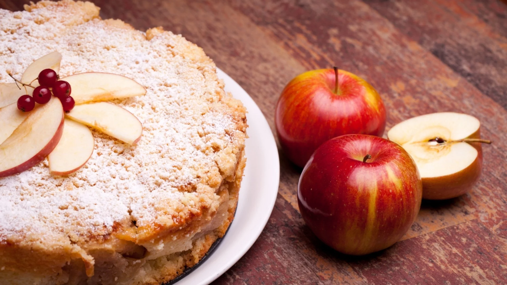 Тази баница с ябълки и орехи носи празнична сладост през студените вечер