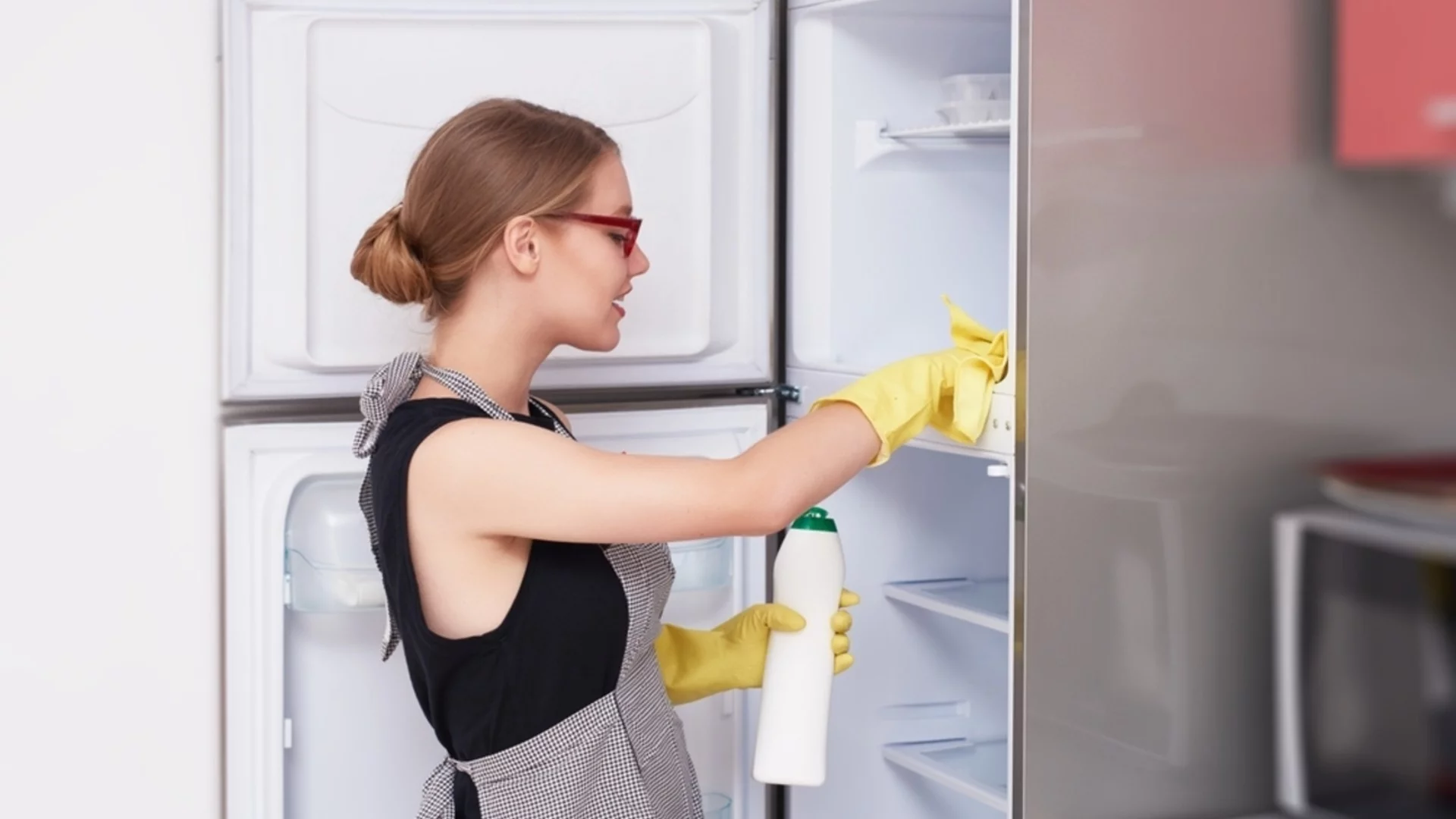 Размразете хладилника си бързо преди Коледа - просто вземете ТОВА от кухненското чекмедже