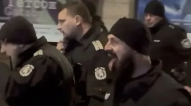 Две седмици по-късно: МВР още проверява дали плезещият се полицай е нарушил етичния кодекс (ВИДЕО)