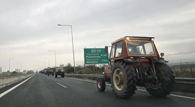 Гръцките фермери освобождават пристанища и летища, пускат без тол такси по магистралите