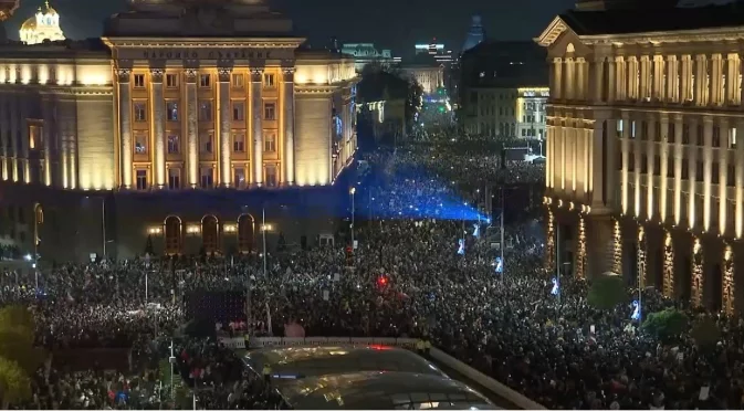 Равносметка след протеста в София: Десетки задържани, прасе-касичка и плакати пред НС