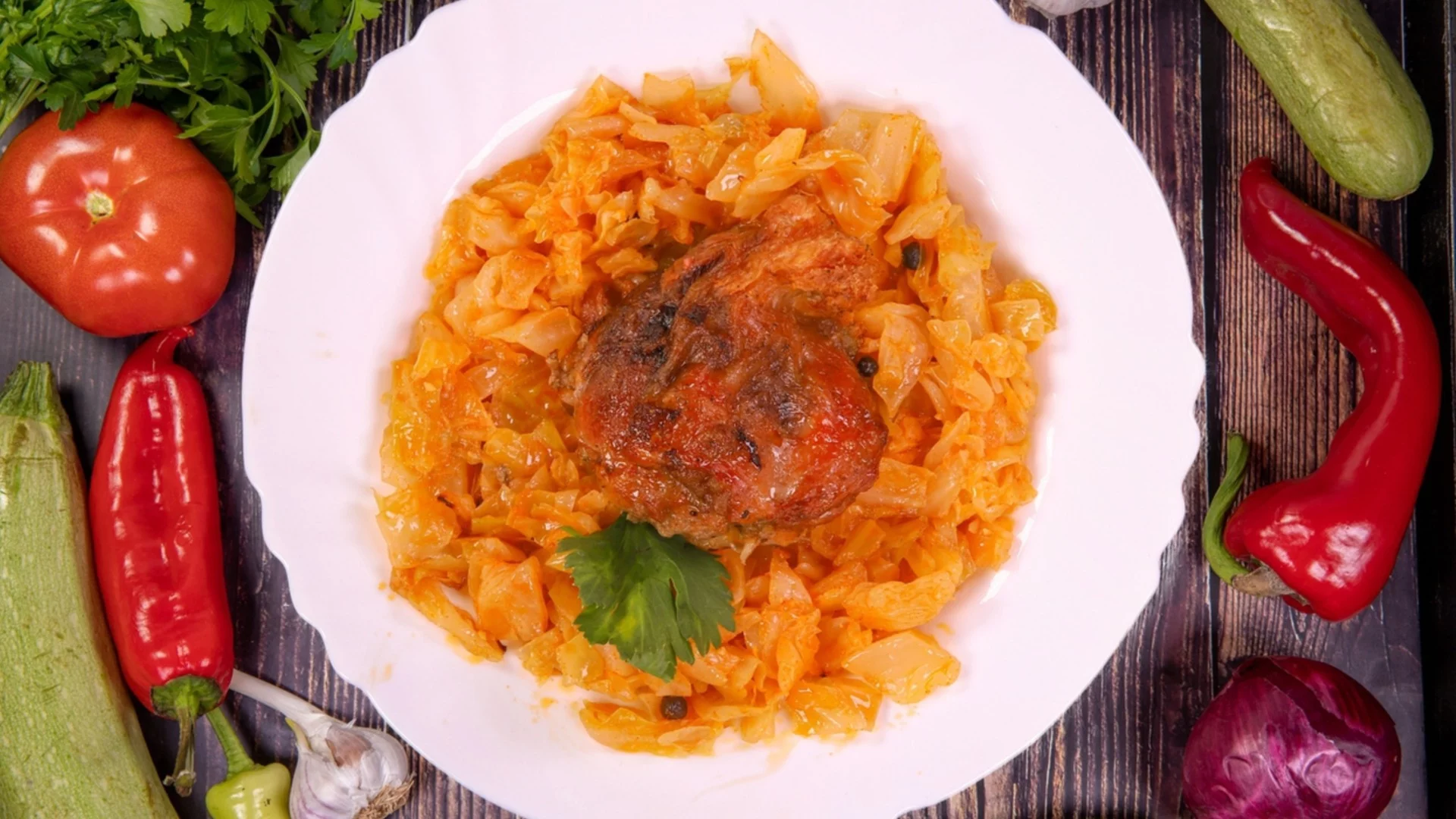 Как да приготвим най-крехкото свинско със зеле за зимната трапеза