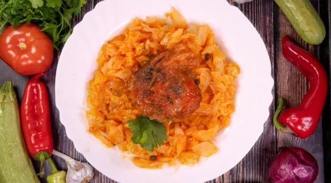 Как да приготвим най-крехкото свинско със зеле за зимната трапеза