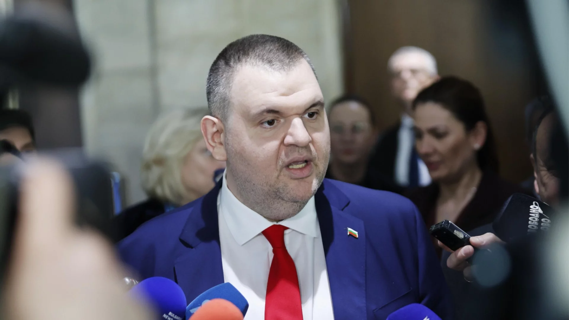 Световните агенции акцентираха върху "олигарха" и "символ на корупцията" Пеевски след оставката на кабинета