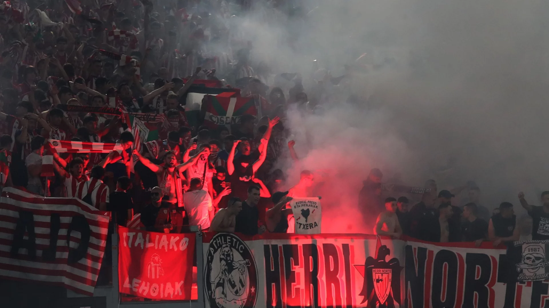 Фенове на Атлетик Билбао изпочупили рейса на ПСЖ след хикса в Шампионска лига