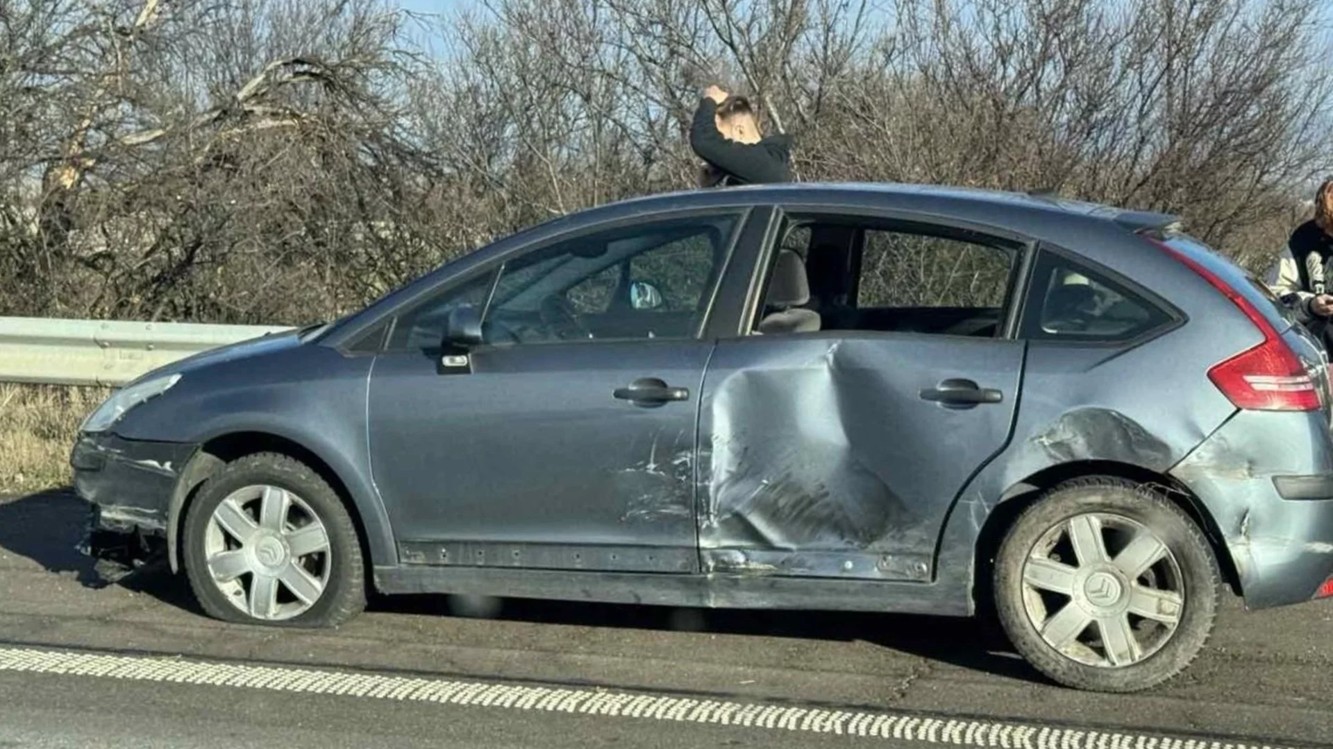 След удар в стена: Мъж и жена с тежки травми