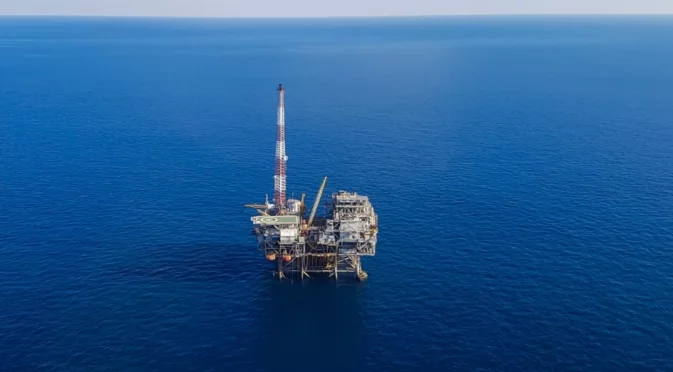 За пръв път: Украйна е поразила руска петролна платформа в Каспийско море