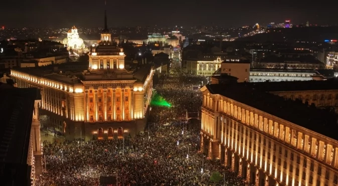 Историческият протест: Между 120 и 150 хиляди души в столицата и още толкова в цялата страна (СНИМКИ)