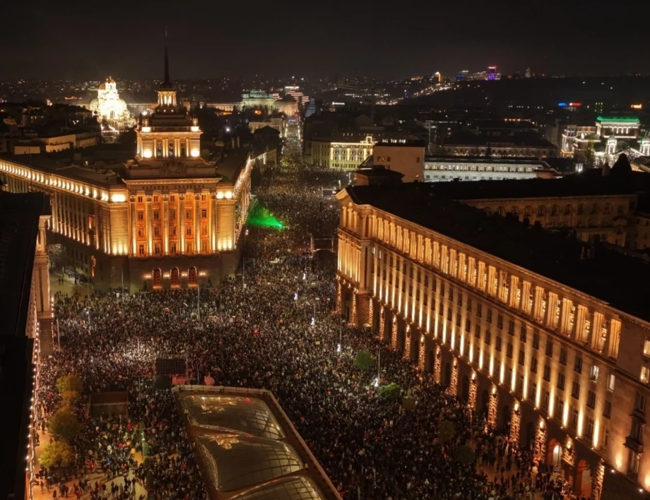 Историческият протест: Между 120 и 150 хиляди души в столицата и още толкова в цялата страна (СНИМКИ)