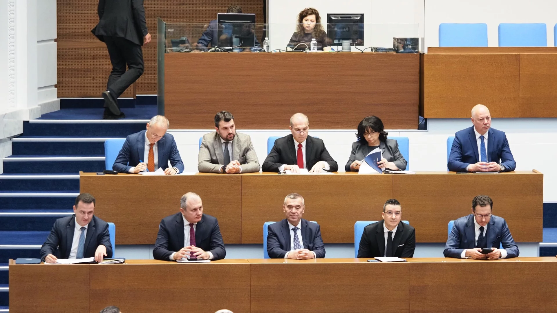 Протестът успя! Кабинетът "Желязков" подаде оставка (ВИДЕО)