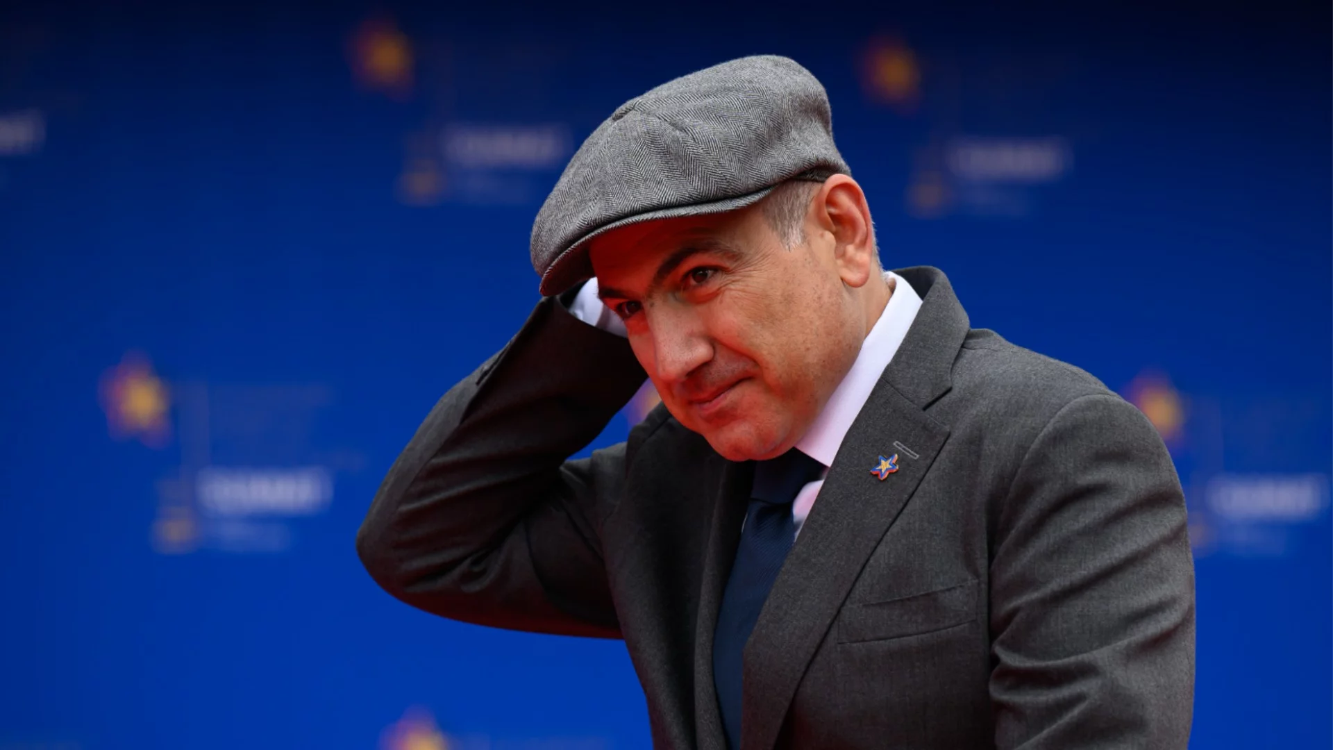 Арменският премиер стана "влогър" в Москва: кара колело и се снима пред сградата на ФСБ (ВИДЕО)