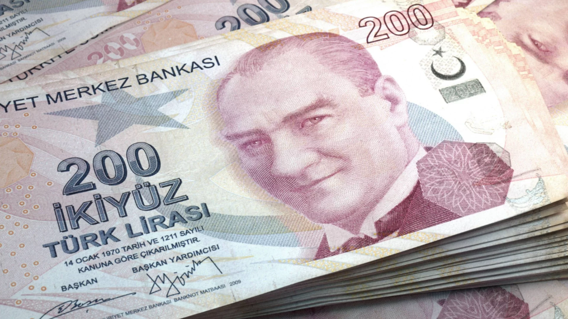 Турската лира се срина, курсът към еврото е невиждан в историята