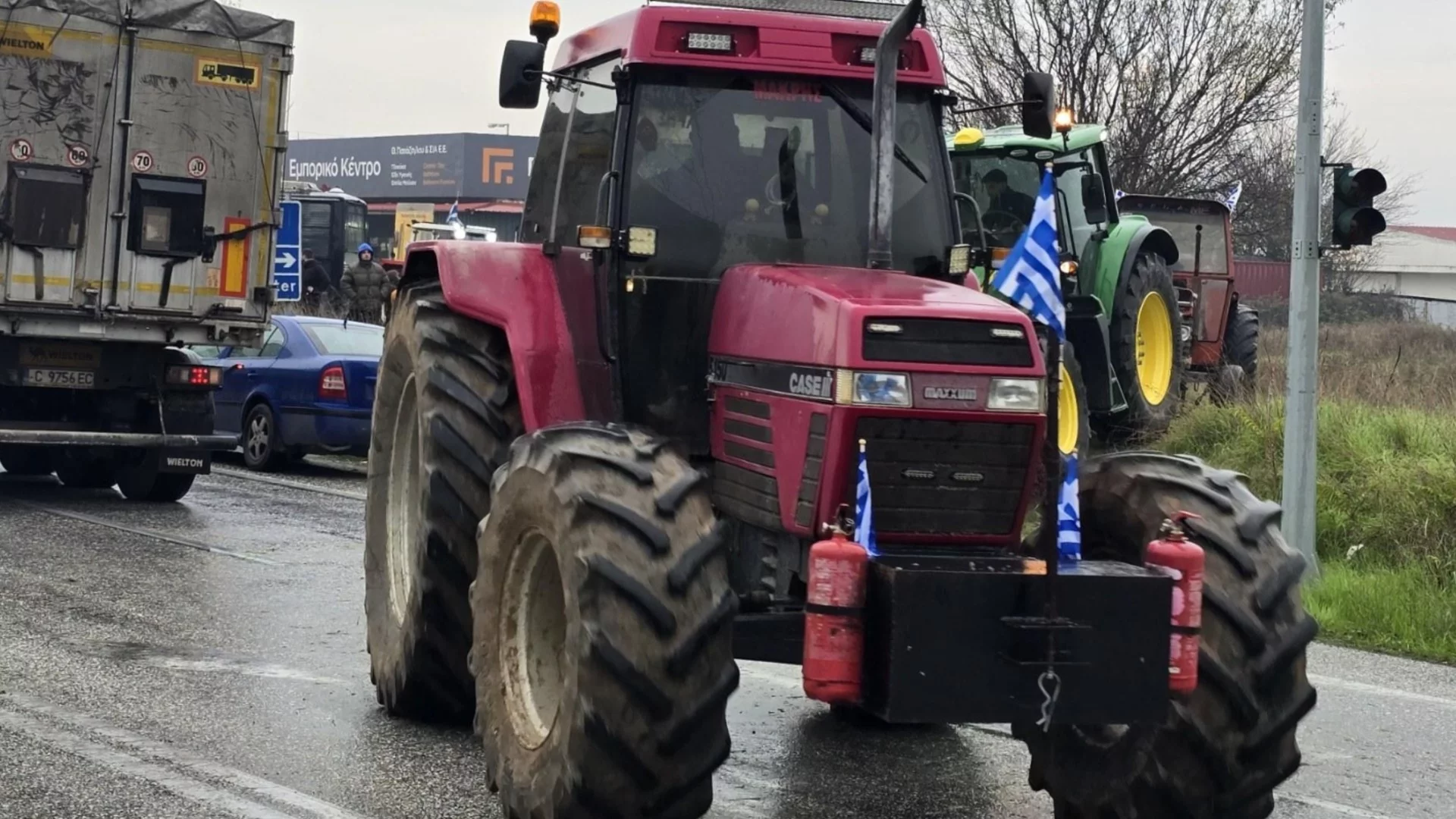 Провалени преговори: Гръцките фермери засилват блокадите, но всички ги подкрепят